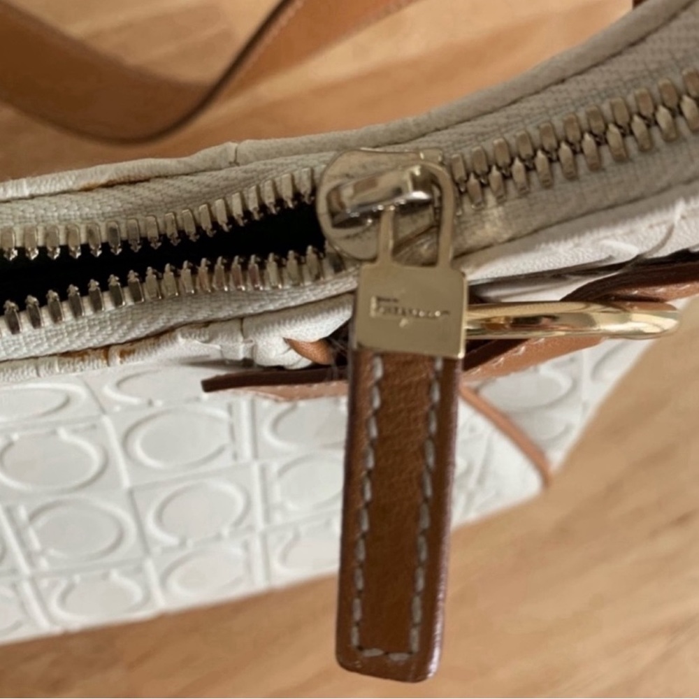 Salvatore Ferragamo Off White/Brown Gancini
Embossed Leather Shoulder Bag - Picture 9 of 15
